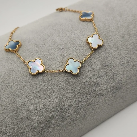 Iridescent Mother of Pearl Clover Bracelet – 18K Gold Plated Stainless Steel